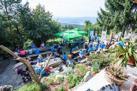 212 gibalno oviranih oseb uspešno osvojilo vzpon na Lavričevo kočo 4